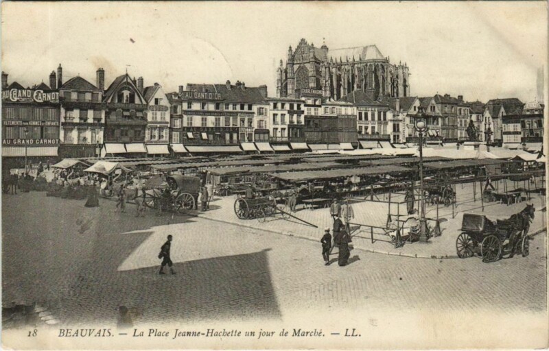 Carte postale ancienne Beauvais La Place Jeanne Hachette un Jour de Marche à Beauvais