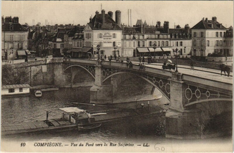 Carte postale ancienne Compiegne Vue du Pont vers la Rue Solferino