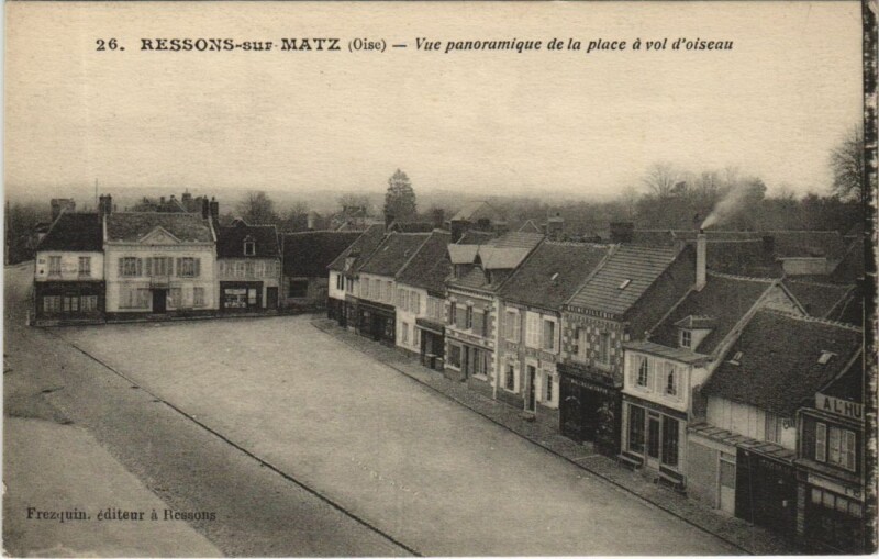 Carte postale ancienne Ressons-sur-Matz Vue Panoramique de la Place a Vol d'Oiseau à Ressons-sur-Matz