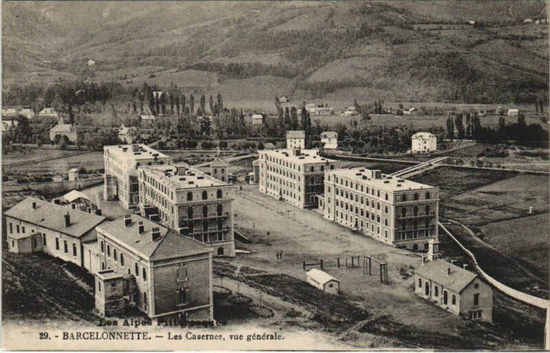 Carte postale ancienne Barcelonnette Les Casernes - Vue Generale à Barcelonnette