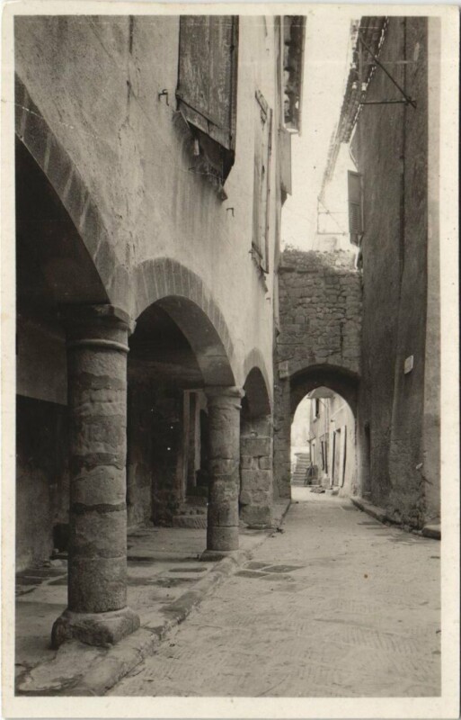 Carte postale ancienne Annot Rue Notre-Dame - Les Portiques à Annot