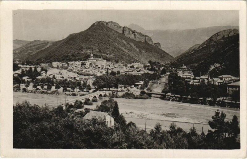 Carte postale ancienne Digne-les-Bains La Ville - La Bleone et la Barre des Dourbes à Digne-les-Bains