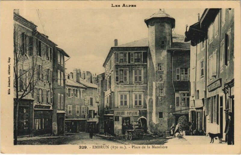Carte postale ancienne Embrun Place de la Mazeliere