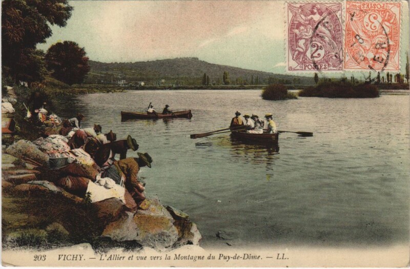 Carte postale ancienne Vichy Allier et vue vers la Montagne à Vichy