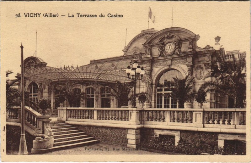 Carte postale ancienne Vichy La Terrasse du Casino à Vichy