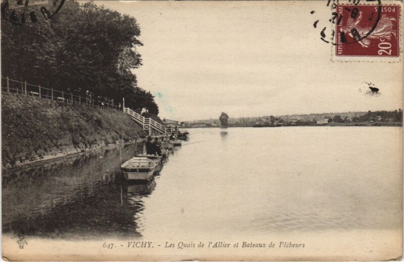 Carte postale ancienne Vichy Les Quais de l'Allier et Bateaux de Pecheurs à Vichy
