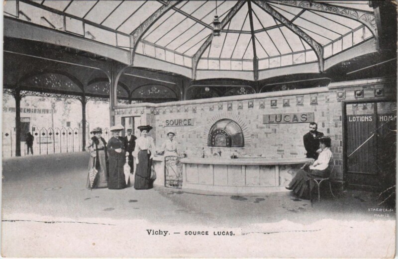 Carte postale ancienne Vichy Source Lucas à Vichy