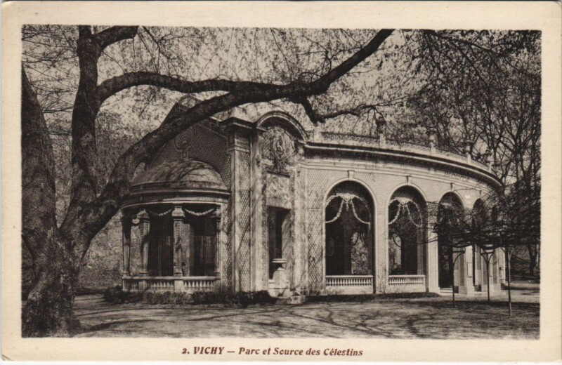 Carte postale ancienne Vichy Parc et Source des Celestins à Vichy