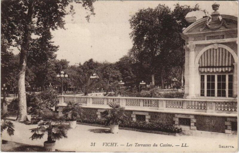 Carte postale ancienne Vichy Terasses du Casino à Vichy