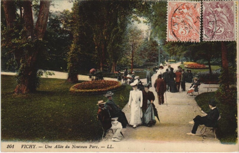 Carte postale ancienne Vichy Une Allee du Nouveau Parc à Vichy