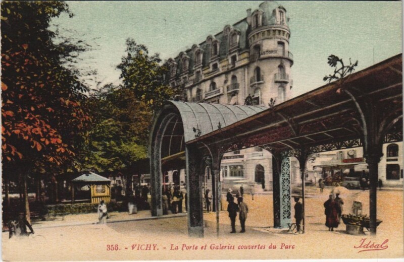 Carte postale ancienne Vichy La Porte et Galeries couvertes du Parc à Vichy