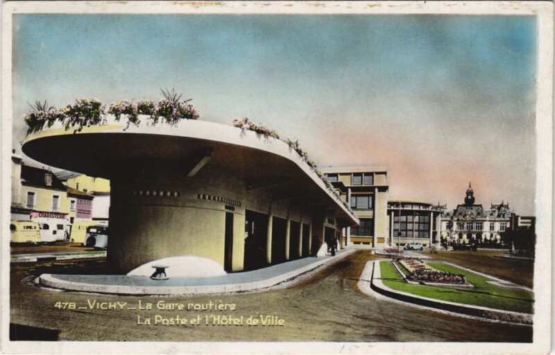 Carte postale ancienne Vichy Gare Routiere, La Poste et Hotel de Ville à Vichy