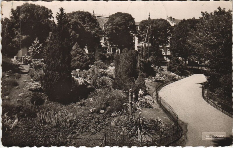 Carte postale ancienne Vichy Un coin des grands parcs à Vichy