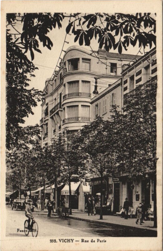 Carte postale ancienne Vichy Rue de Paris à Vichy