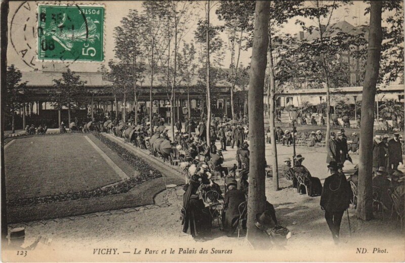 Carte postale ancienne Vichy Parc et le Palais des Sources à Vichy