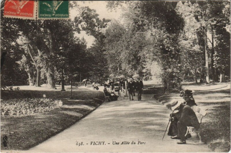 Carte postale ancienne Vichy Une Allee du Parc à Vichy