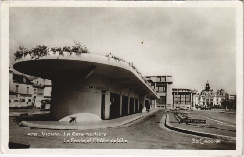 Carte postale ancienne Vichy Gare Routiere, La Poste et Hotel de Ville à Vichy