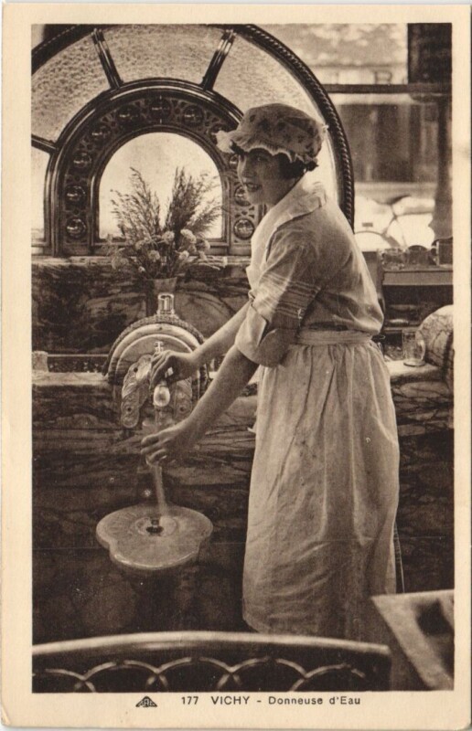 Carte postale ancienne Vichy Donneuse d'Eau à Vichy