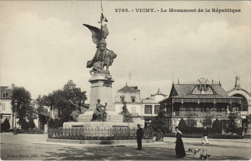Carte postale ancienne Vichy Monument de la Republique à Vichy