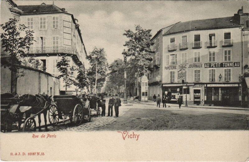 Carte postale ancienne Vichy Rue de Paris à Vichy