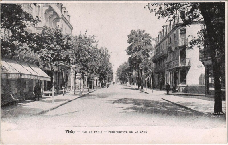 Carte postale ancienne Vichy Rue de Paris ,Perspective de la Gare à Vichy