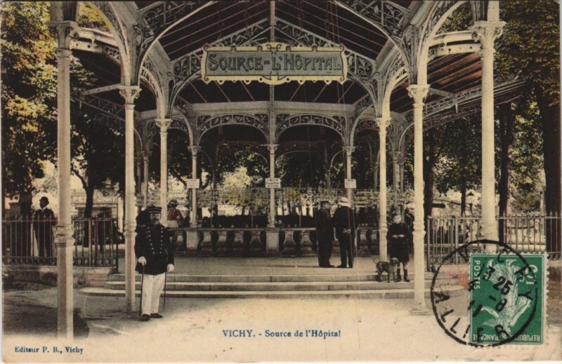 Carte postale ancienne Vichy Source de l'Hopital à Vichy
