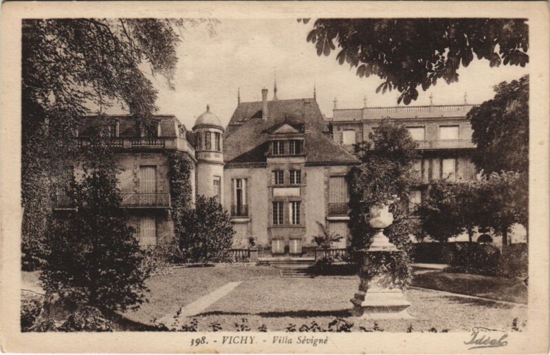 Carte postale ancienne Vichy Villa Sevigne à Vichy