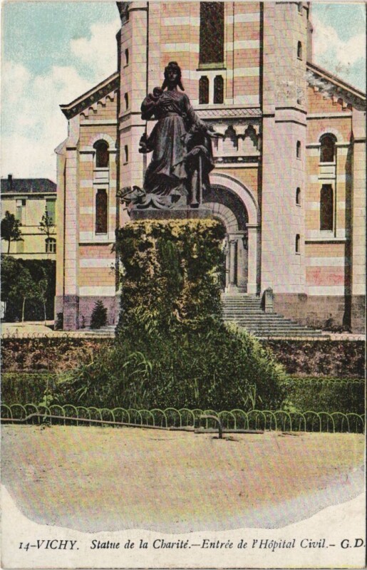 Carte postale ancienne Vichy Statue de la Charite ,entree de l'Hopital Civil à Vichy