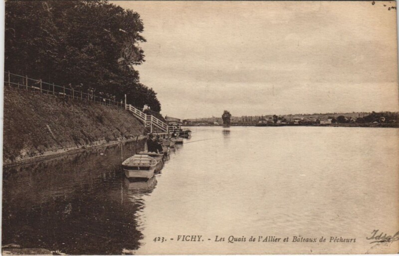 Carte postale ancienne Vichy Les Quais de l'Allier et Bateaux de Pecheurs à Vichy