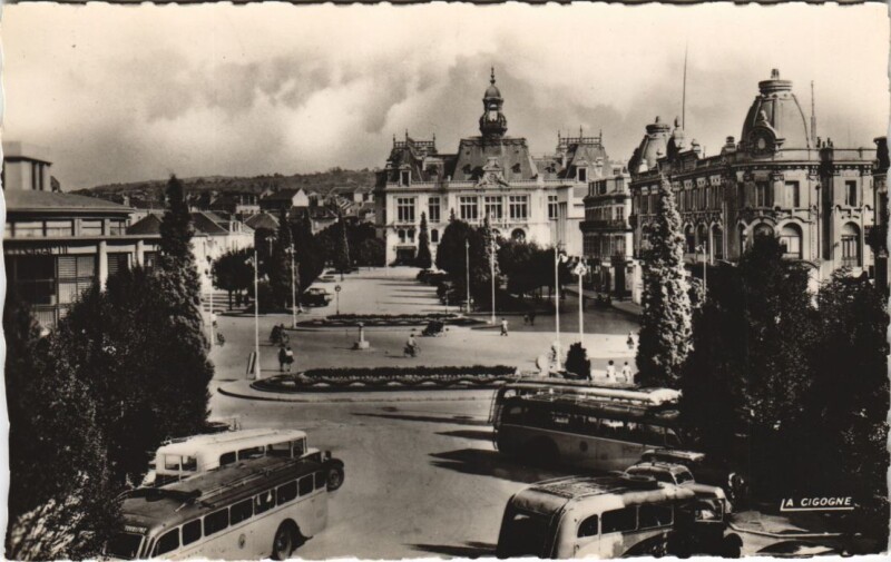 Carte postale ancienne Vichy Esplanade de l'Hotel de Ville à Vichy