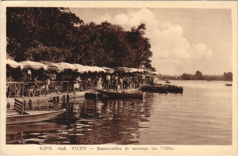 Carte postale ancienne Vichy Embarcadere de canotage sur l'Allier à Vichy