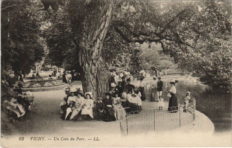 Carte postale ancienne Vichy un Coin du Parc à Vichy
