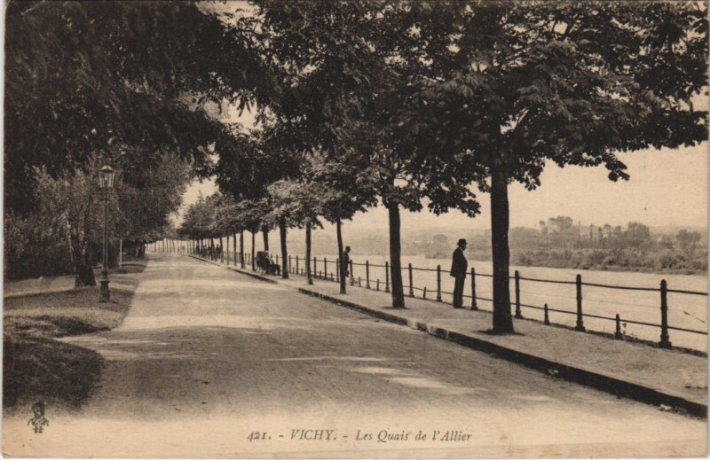 Carte postale ancienne Vichy Les Quais de l'Allier à Vichy
