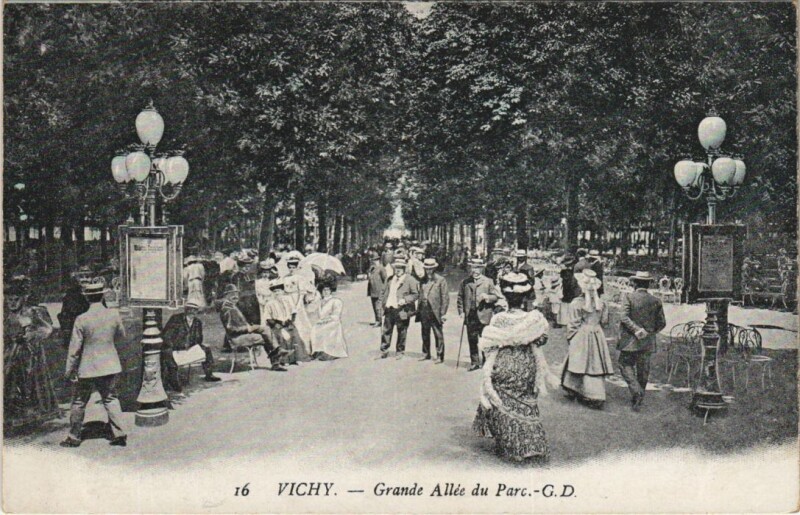 Carte postale ancienne Vichy Grande Allee du Parc à Vichy