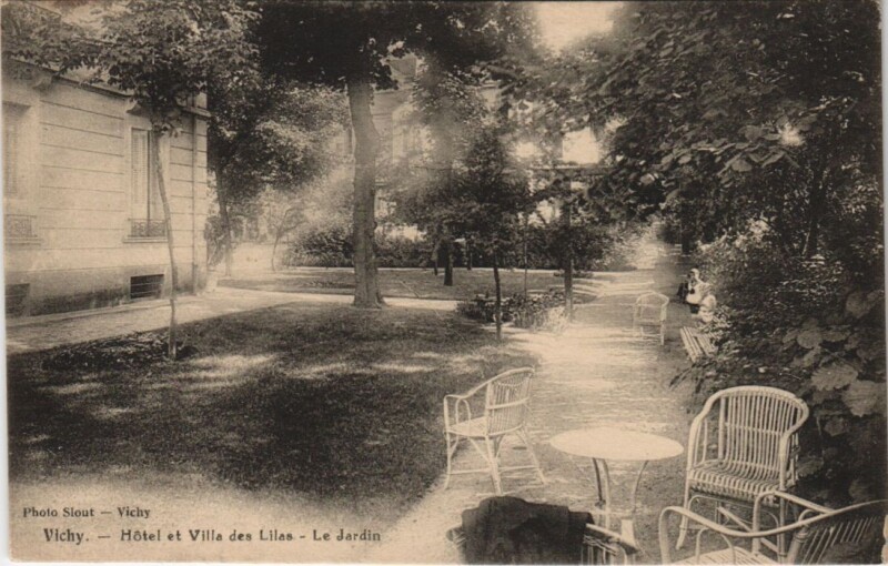 Carte postale ancienne Vichy Hotel et Villa des Lilas, Le Jardin à Vichy