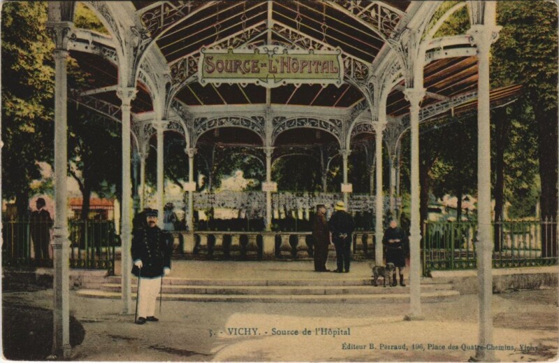 Carte postale ancienne Vichy Source de l'Hopital à Vichy
