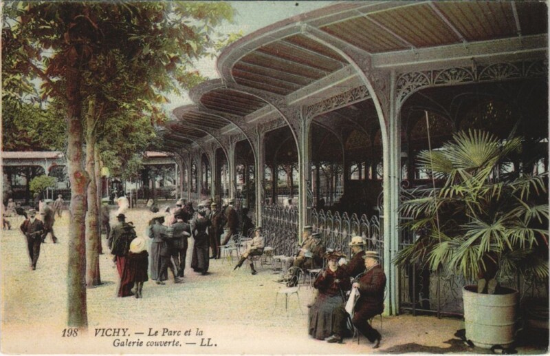 Carte postale ancienne Vichy Le Parc et la Galerie Couverte à Vichy