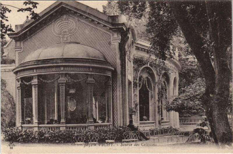 Carte postale ancienne Vichy Source des Celestins à Vichy