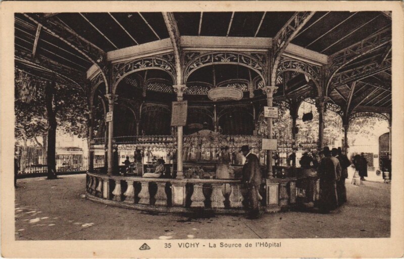Carte postale ancienne Vichy Source de l'Hopital à Vichy