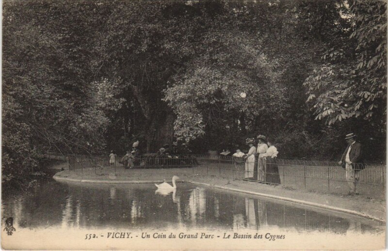 Carte postale ancienne Vichy Un coin du grand Parc, Le Bassin des Cygnes à Vichy