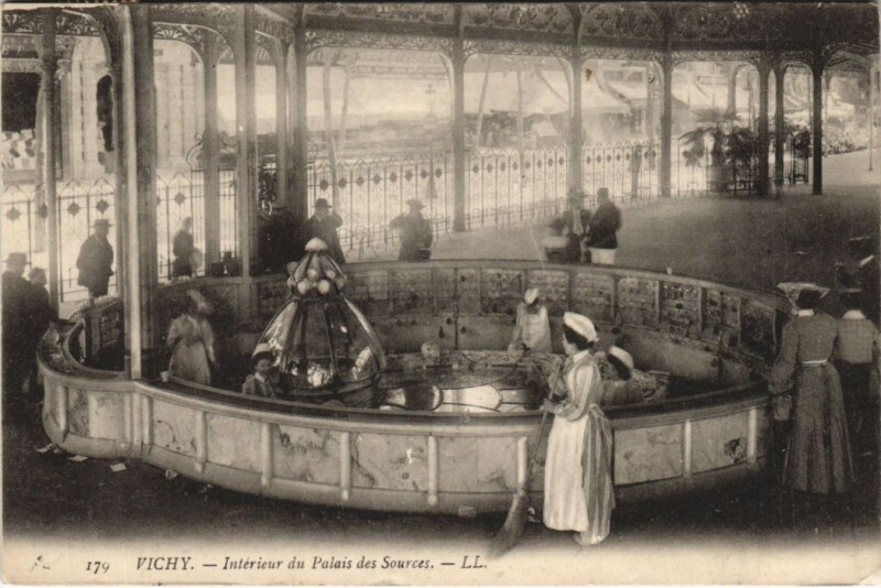 Carte postale ancienne Vichy Interieur du Palais des Sources à Vichy