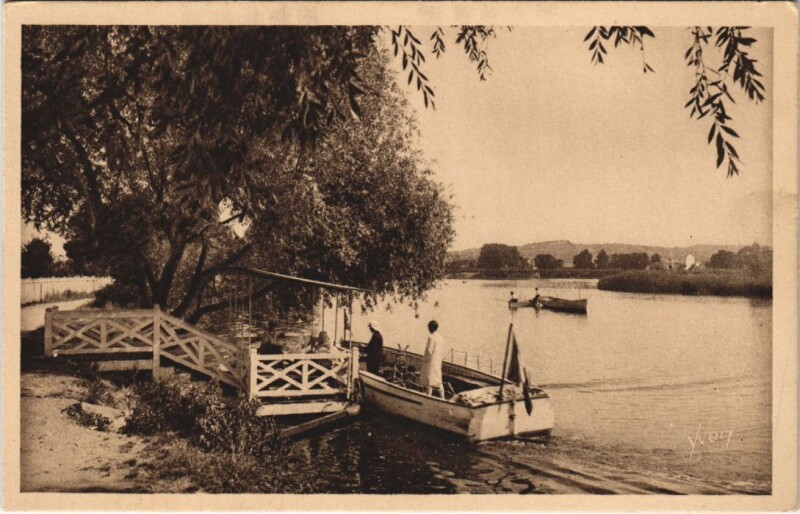 Carte postale ancienne Vichy Les Bords de l'Allier à Vichy