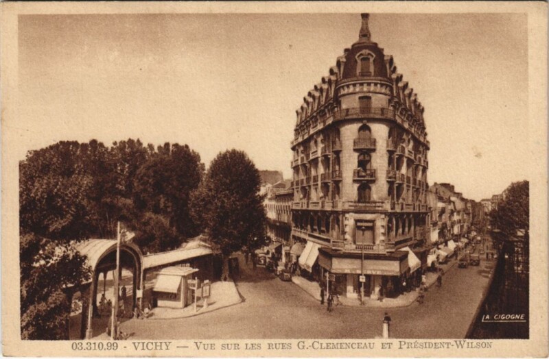 Carte postale ancienne Vichy vue sur les Rues Clemenceau et President Wilson à Vichy
