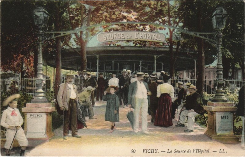 Carte postale ancienne Vichy Source de l'Hopital à Vichy