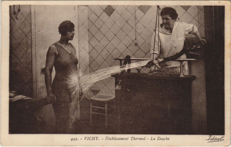 Carte postale ancienne Vichy Etablissement Thermal , La Douche à Vichy