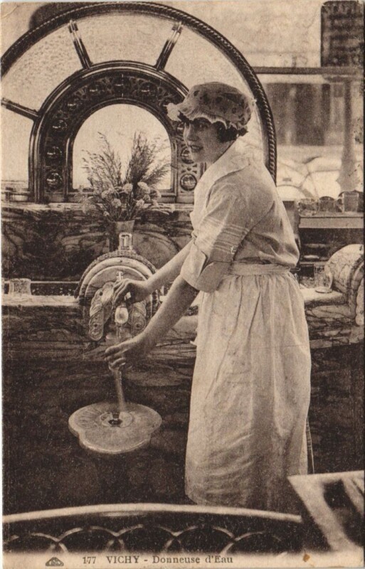 Carte postale ancienne Vichy Donneuse d'Eau à Vichy