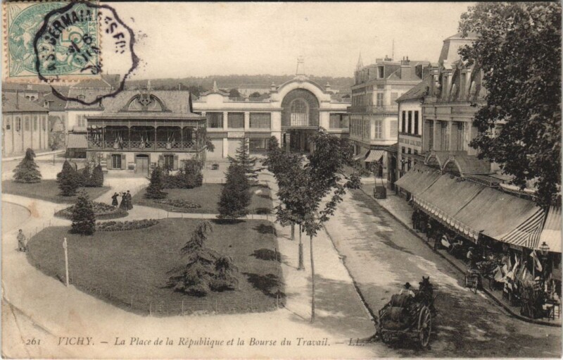 Carte postale ancienne Vichy Place de la Republique ,Bourse du Travail à Vichy