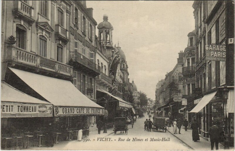 Carte postale ancienne Vichy Rue de Nimes et Music Hall à Vichy