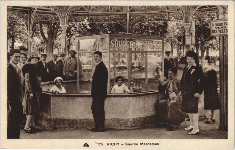 Carte postale ancienne Vichy Source Mesdames à Vichy