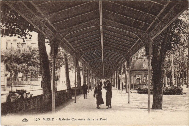 Carte postale ancienne Vichy Galerie Couverte dans le Parc à Vichy